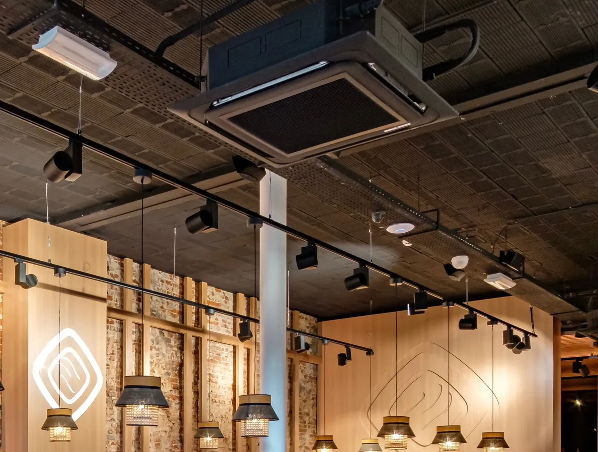 Cassette plafonnier installée au plafond du restaurant Makifornia à Bruxelles