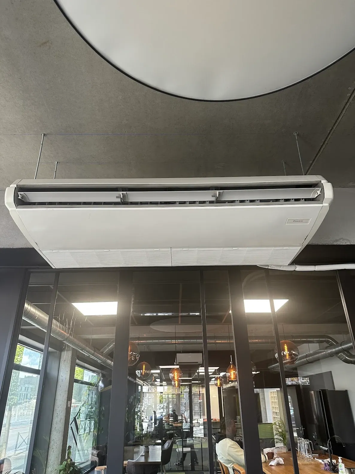 Cassette plafonnier installée dans un bureau par Elecooling