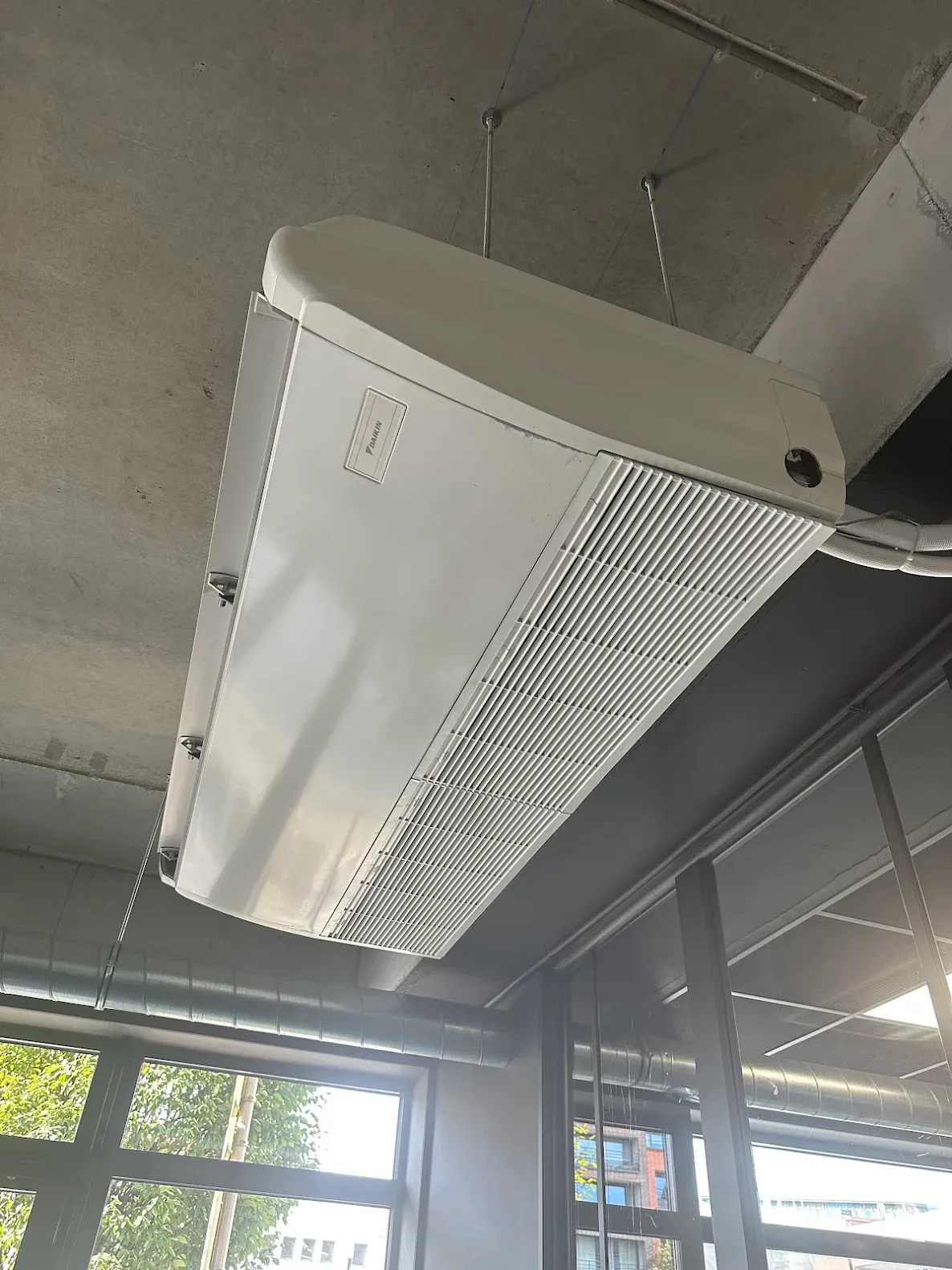 Gros plan sur une cassette plafonnier climatisation 60x60