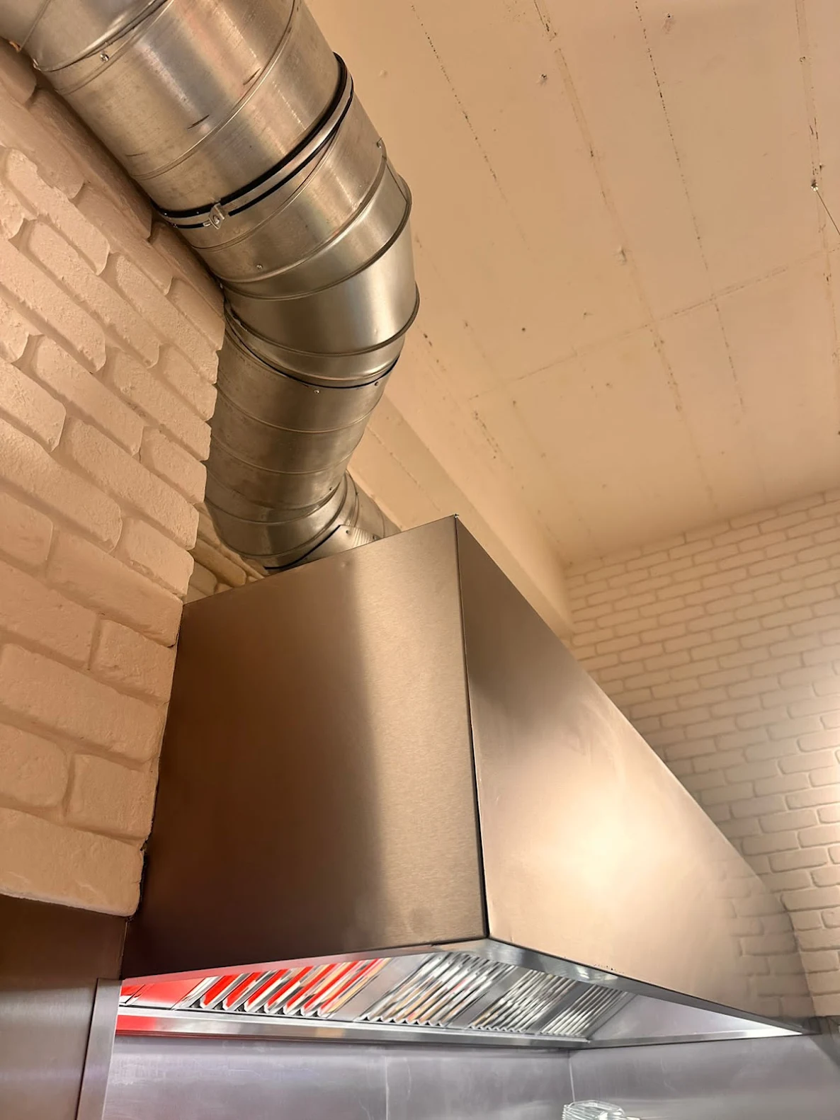 Hotte professionnelle inox et gaines installées par Elecooling