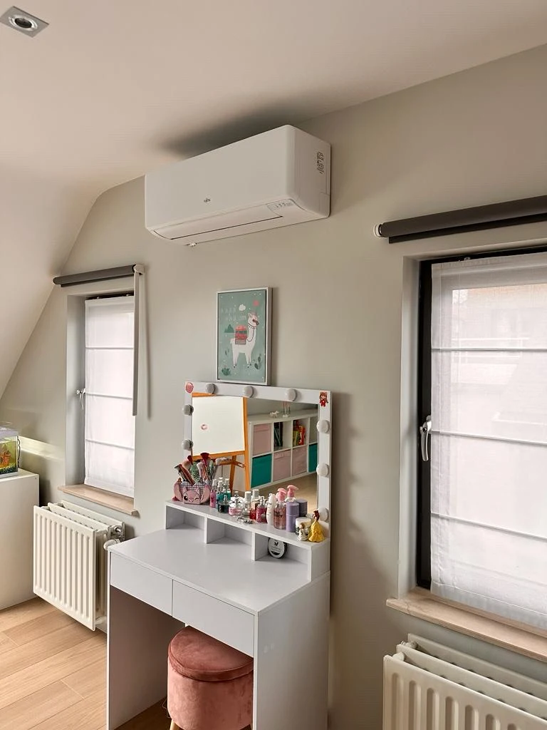 Split climatisation installé dans une chambre d'enfant à Bruxelles