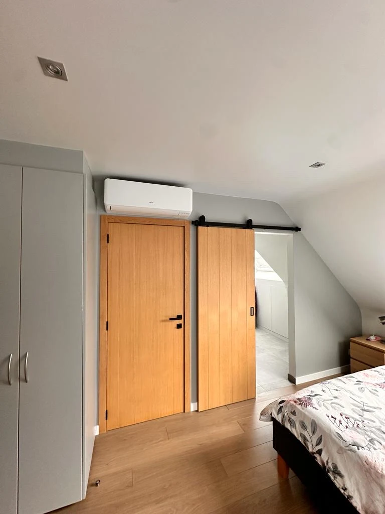 Split climatisation installé dans une chambre mansardée à Bruxelles