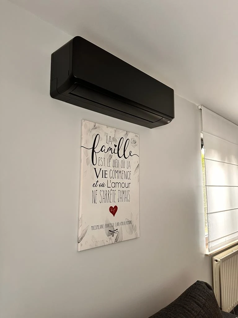 Split mural design noir installe par Elecooling