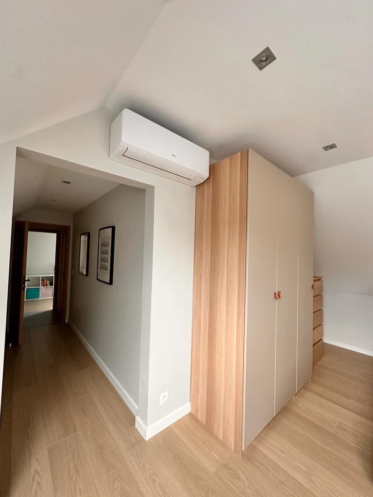 Split mural Fujitsu installé dans une chambre par Elecooling