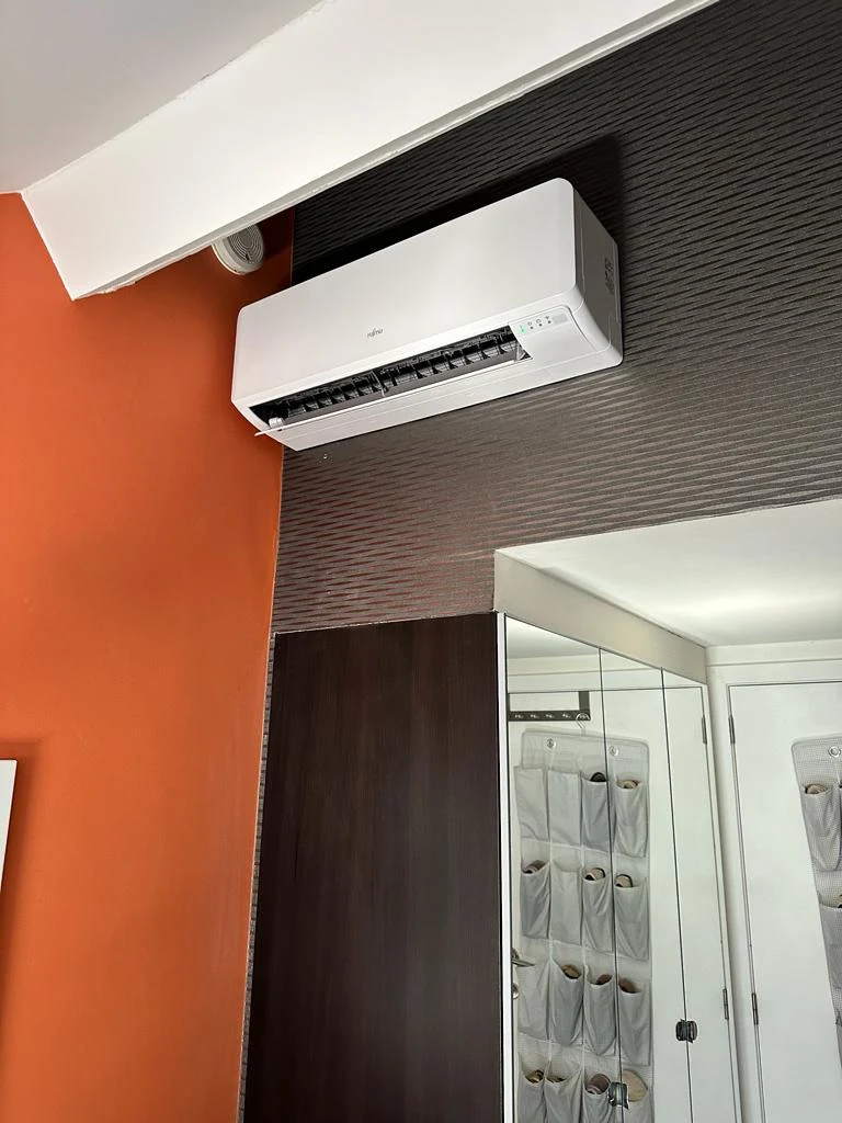 Technicien Elecooling installant un split mural climatisation à Bruxelles